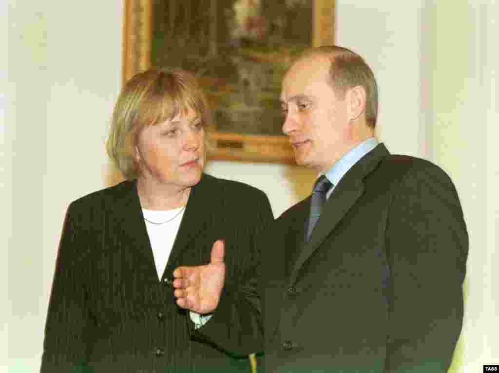 Pe 8 februarie 2002, cu trei ani înainte de a deveni Cancelar al Germaniei, liderul CDU, Angela Merkel discută cu președintele Vladimir Putin la Moscova. În 2008, la summitul NATO de la București, ea avea să se opună stabilirii unui calendar clar pentru aderarea Ucrainei la NATO.