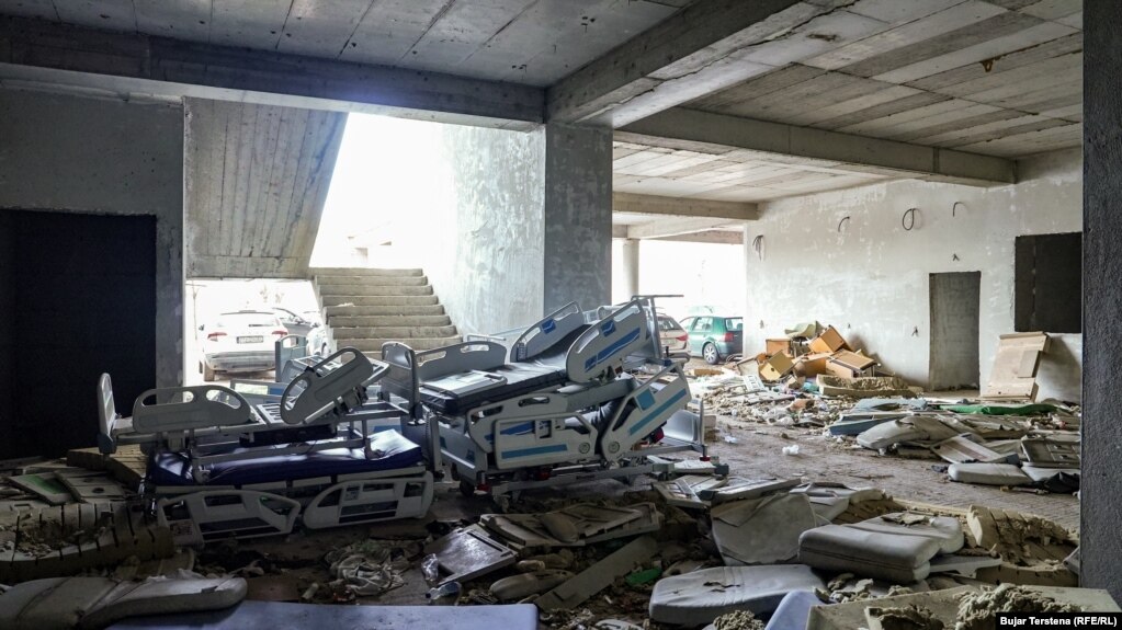 Qeveritë në Kosovë janë kritikuar në vazhdimësi pse sektorin e shëndetësisë nuk e kanë pasur prioritetet. Ndonëse janë hartuar dokumente e strategji, një pjesë e madhe kanë mbetur në letër. Me gjithë investimet, pacientët ankohen vazhdimisht për pritje të gjata, mungesë të shërbimeve, ilaçeve elementare dhe që nuk e marrin trajtimin që u nevojitet.