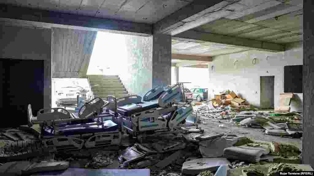 Prethodne kosovske vlade bile su na meti kritika jer im sektor zdravstva nije bio među prioritetima. Iako su izrađeni brojni dokumenti i strategije, veliki dio njih ostao je samo na papiru. Uprkos ulaganjima, pacijenti se i dalje žale na duga čekanja, nedostatak usluga, osnovnih lijekova i na to da ne dobijaju tretman koji im je potreban.