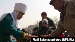Праздничная раздача Наурыз коже. Алматы, 21 марта 2011 года.
