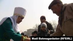 Астана алаңында Наурыз мерекесі кезінде тегін наурыз көже таратылды. Алматы, 21 наурыз 2011 жыл.