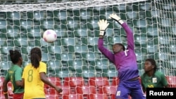 Камерун командасының қақпасына АҚШ футболшыларының шабуыл жасаған сәті. 25 шілде 2012 ж.