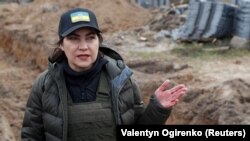  Генеральний прокурор України Ірина Венедіктова спілкується зі ЗМІ біля братської могили в місті Буча, що на Київщині, 12 квітня 2022 року