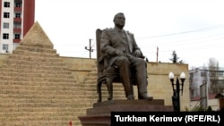 Monument of Egypt president Hosni Mubarak in a Baku park