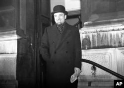 Дино Гранди, в то время посол Италии в Великобритании и лояльный соратник дуче, на дипломатических переговорах в Лондоне в марте 1936 года