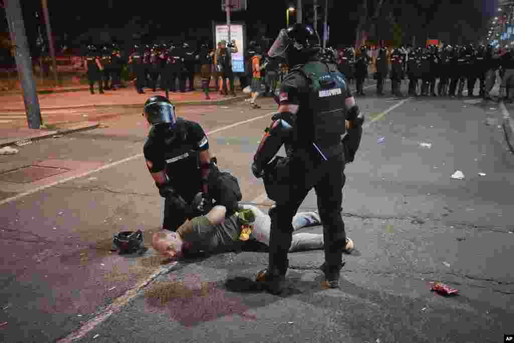 A június 28-ai letartóztatások nem ijesztették el a demonstrálókat, akik 29-én újra utcára vonultak, követelve az első éjszaka őrizetbe vett több tucat ember szabadon bocsátását. "El kell engedniük a fogvatartottakat. Undorító módon bánik a kormány a fiatalokkal. Szabad országban akarunk élni, ahogy azt a diákok követelik" - mondta Gordana Ataljanc a Szabad Európának