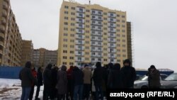 Протест дольщиков жилых комплексов на строительной площадке близ поселка Коктал в пригороде Астаны. 30 марта 2015 года.