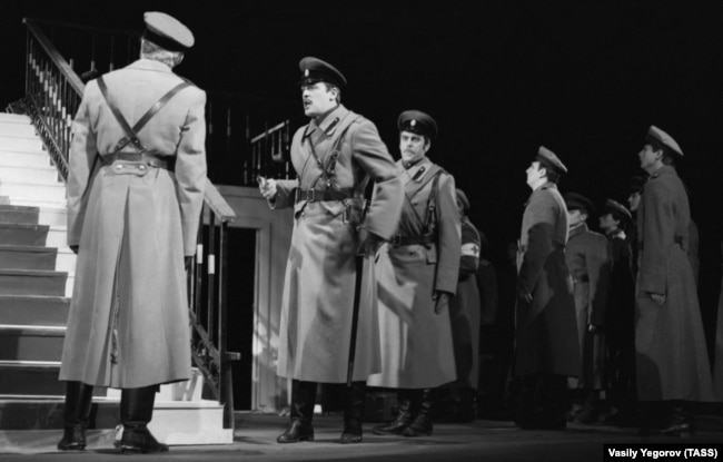 Сцена з вистави «Біла гвардія» за однойменним романом Михайла Булгакова. Москва, 18 січня 1992 року