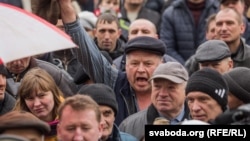 "Арамтамақтық" туралы заңға қарсылық акциясына қатысушылар. Слоним, Беларусь, 19 наруыз 2017 жыл.