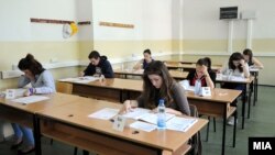 Ученици полагаат државна матура(илустрација)