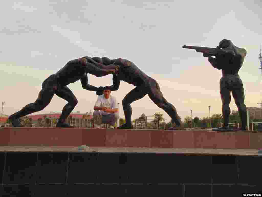 Балуан Нұрсұлтан Тұрсынов 1991 жылы Семей қаласында дүниеге келген. Оның айтуынша, есімін әкесінің нағашысы қойған. "Нұрсұлтан Назарбаев президент болып сайланып жатқан кезде Нұрсұлтан деген есім өте танымал болған-ау, себебі біздің ауылда 1991 жылы туған оннан астам Нұрсұлтан болды" дейді балуан. Тұрсынов жеті жасынан бастап қазақша күреспен айналыса бастаған. "Әкем Шыңғысбек ағам екеумізді қазақ күресіне апарған. Бірақ қазіргі бапкерім Ерғазы Сағынаев әкемнен мені грек-рим күресіне беруді сұрап, өзі жаттықтыра бастайды. Он жылдан астам уақыт осы бапкеріммен біргемін. 1998 жылғы әлем чемпионы Бақтияр Байсейітов те кеңесін беріп тұрады" дейді.