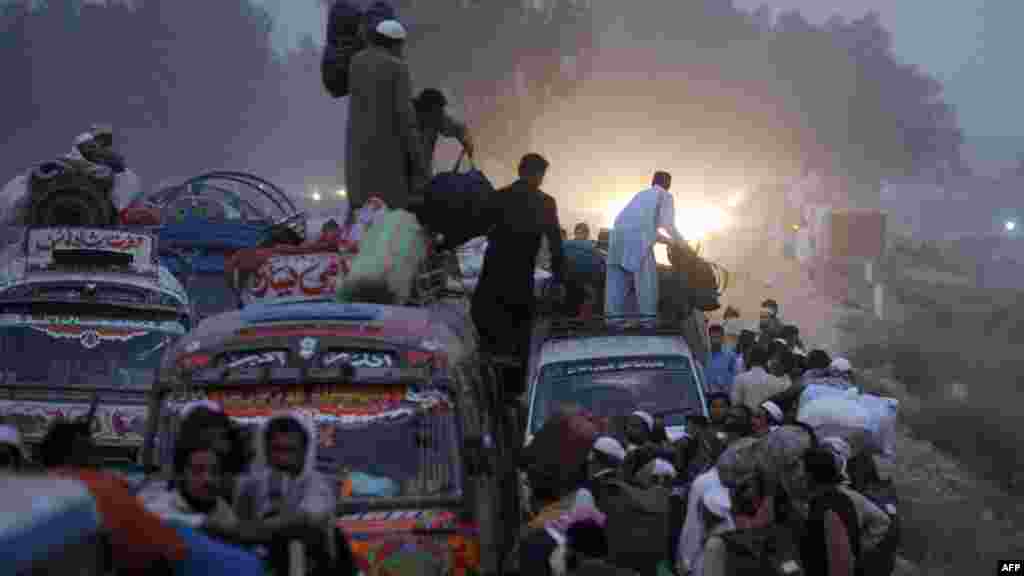 Pakistan - Muslimani stižu na jedan od najvećih islamskih okupljali&scaron;ta u Raiwindu, u blizini Lahorea, 8. novembar 2012. Foto: AFP / Arif Ali 