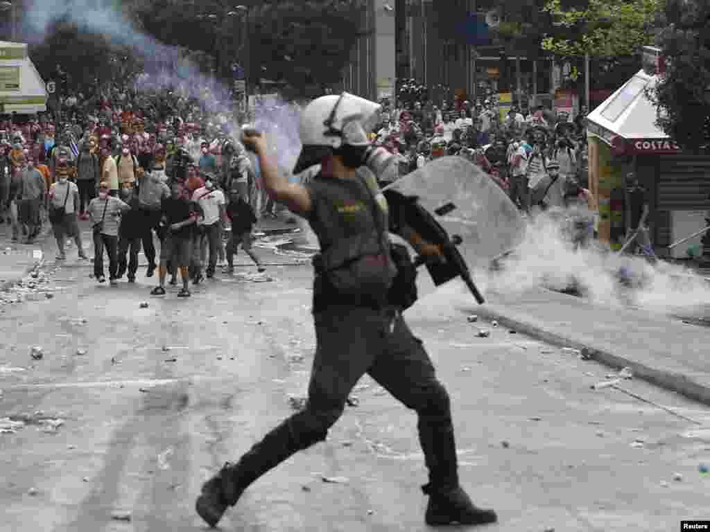 Atena, 28.06.2011. Foto: Reuters / John Kolesidis 