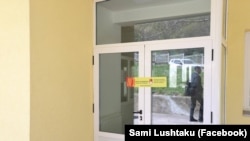 Njoftimi i vendosur për mbylljen e përkohshme të një nga ambulancave në Skenderaj, që funksiononin sipas sistemit serb. 