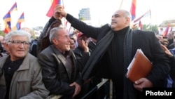 «Ժառանգության» առաջնորդը ողջունում է իր համակիրներին Ազատության հրապարակում, Երևան, 24-ը հոկտեմբերի, 2014թ. 