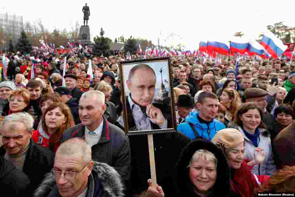 Окупований Крим. Люди беруть участь у мітингу, присвяченому четвертій річниці анексії півострова. Севастополь, 14 березня 2018 року