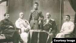 Представители абхазского дворянства. Слева направо: Георгий Шервашидзе-Чачба, Александр Шервашидзе-Чачба, Мелитон Эмухвари, Астамур Инал-ипа, стоит Александр Дзяпш-ипа