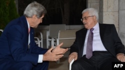 Sekretari Amerikan i Shtetit John Kerry (M) gjatë një takimi me presidentin e Palestinës, Mahmud Abbas (D), Ilustrim