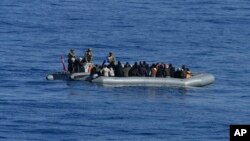 Barkë me migrantë në brigjet e Libisë. Fotografi nga arkivi.