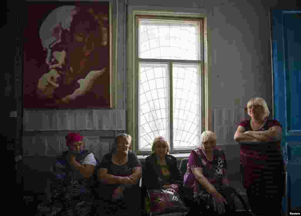 Жінки у слов&rsquo;янському офісі КПУ чекають на спеціально замовлений автобус для евакуації з міста, Слов&rsquo;янськ, 17 червня 2014 року