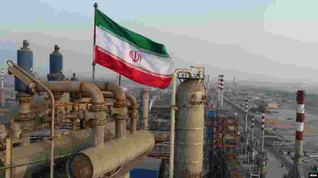 ИРАН - Иран соопшти дека го отвора првиот терминал за извоз на нафта во Оманскиот залив со што му се овозможува на Техеран да ја избегне употребата на стратегиската рута кај Ормускиот теснец која долго време беше во фокусот на регионалните тензии.