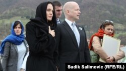 Aktorja, Angelina Jolie së bashku me Sekretarin e Jashtëm britanik, William Hague gjatë vizitës në, Srebrenicë, 28 mars 2014