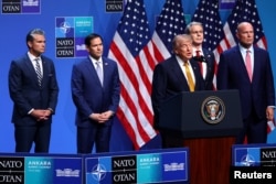 Міністр оборони США Піт Геґсет, держсекретар США Марко Рубіо, міністр фінансів США Скотт Бессент і посол США при НАТО Метью Вітакер позаду президента США Дональда Трампа після саміту НАТО в Анкарі, Туреччина, 8 липня 2026 року