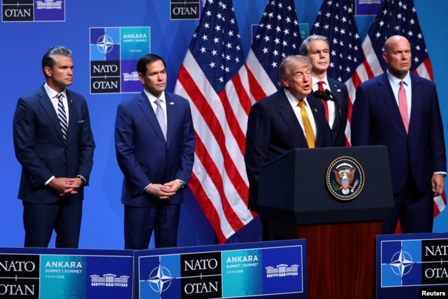 Міністр оборони США Піт Геґсет, держсекретар США Марко Рубіо, міністр фінансів США Скотт Бессент і посол США при НАТО Метью Вітакер позаду президента США Дональда Трампа після саміту НАТО в Анкарі, Туреччина, 8 липня 2026 року