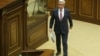 Серж Саргсян поднимается на парламентскую трибуну 