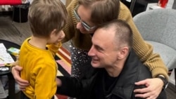Három év belarusz fogság után elengedték a Szabad Európa újságíróját, Andrej Kuznyecsiket