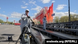 Чарга чыноўнікаў, дэзынфэкцыя трыбунаў і сотні ўдзельнікаў бяз масак. ФОТА рэпэтыцыі параду