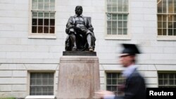 Massaçusets ştatının Kembric şəhərində yerləşən Harvard Universitetində Con Harvardın heykəli.