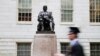 Student prolazi pored statue Johna Harvarda na dan 374. svečane dodjele diploma na Univerzitetu Harvard u Cambridgeu, Massachusetts, SAD, 29. maja 2025. 