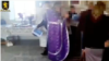 Un preot distribuie mai multe ziare care, potrivit poliției moldovene, ar conține materiale cu „îndemnuri la ură pe criterii religioase”.