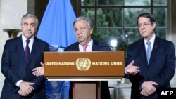 Generalni sekretar UN-a Antonio Guterres, lider kiparskih Turaka Mustafa Akinci i kiparski predsjednik Nicos Anastasiades na konferenciji za novinare u Ženevi 