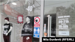 Prodavnica "011" koja je prodavala garderobu s natpisom "Nož, žica" ima nekoliko lokala u Beogradu