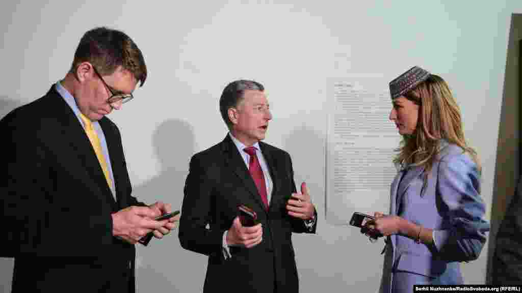 Открытие выставки посетил&nbsp;специальный представитель США по вопросам Украины Курт Волкер. На фото он беседует с первым заместителем министра информационной политики Украины Эмине Джеппар.