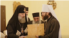 მხარეებმა ისაუბრეს იმაზე, თუ „რა შეიძლება გაკეთდეს, რათა გამოინახოს გზები, რომ საქართველოს მართლმადიდებელ ეკლესიას შესაძლებლობა ჰქონდეს, ადგილობრივ მრევლთან ურთიერთობა დაამყაროს..."