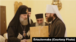 ისაუბრეს, „რა შეიძლება გაკეთდეს, რათა გამოინახოს გზები, რომ საქართველოს მართლმადიდებელ ეკლესიას შესაძლებლობა ჰქონდეს, ადგილობრივ მრევლთან ურთიერთობა დაამყაროს“