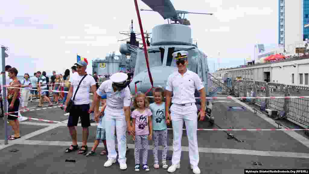 Дети и взрослые фотографируются с турецкими моряками &nbsp;