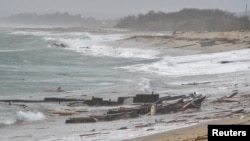  Останки от дървената лодка край италианския бряг. Снимка: Ройтерс 