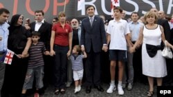Михаил Саакашвили с женой, матерью и детьми (архивная фотография)