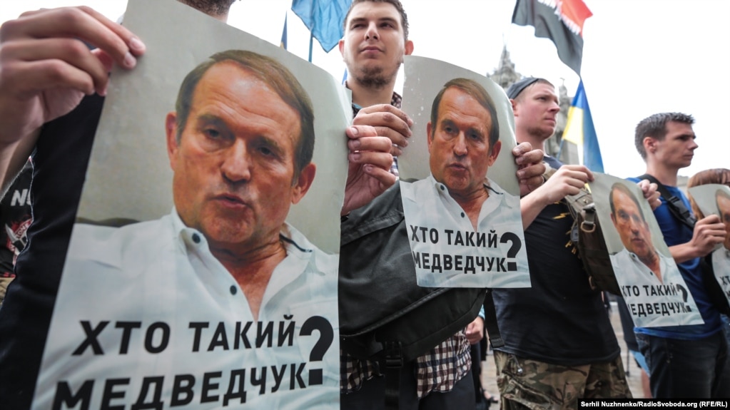 Акція «Хто такий Медведчук?» біля офісу президента України. Київ, 27 червня 2019 року
