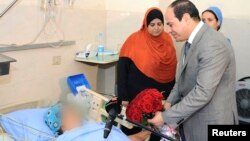 الرئيس المصري عبد الفتاح السيسي يقدم باقة من الزهور لفتاة تعرضت للتحرش