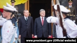 Президент Украини Петр Порошенко (п) и президент Турции Реджеп Тайип Эрдоган в Киеве. 9 октября 2017 года