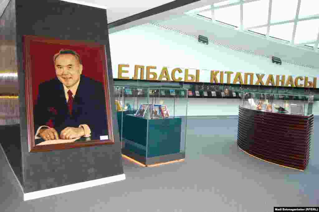 Зате президент Казахстану Нурсултан Назарбаєв може не соромитися своїх портретів у публічних місцях &ndash; як, наприклад, у президентській бібліотеці в столиці країни Астані. Рейтингу Путіна ще рости і рости до 97,75%, набраних Назарбаєвим на президентських виборах у квітні 2015 року.