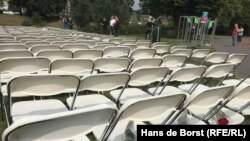 Белые стулья, установленные в память о жертвах рейса MH17, перед посольством России в Гааге. 9 июня 2018 года. 