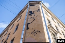 Граффити с портретом Хармса на стене дома, где он жил