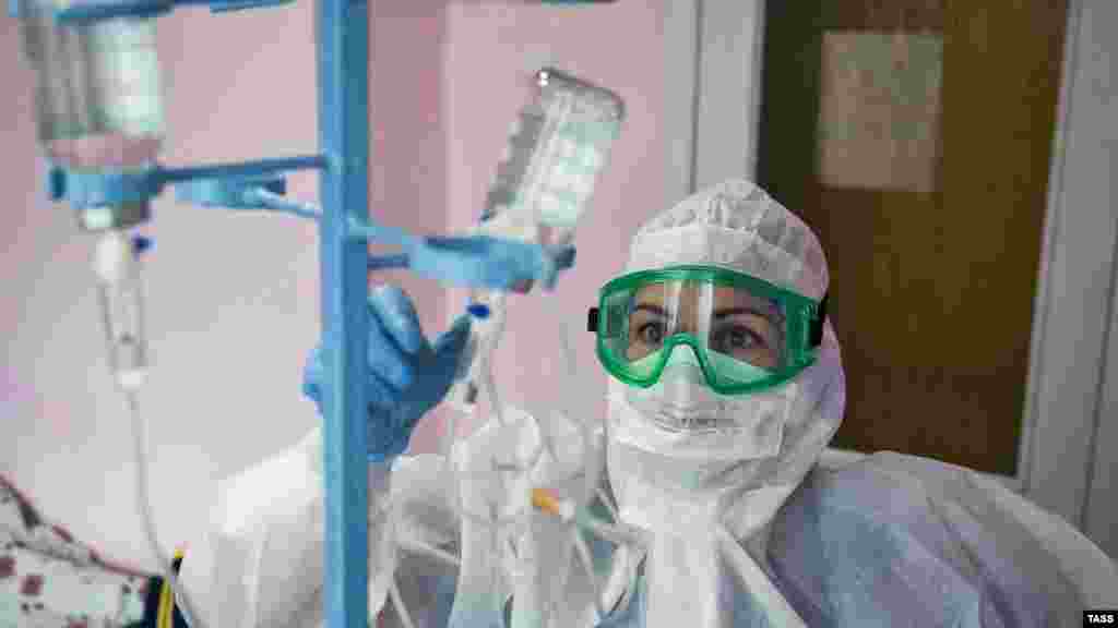 Медсестра в евпаторийском санатории &laquo;Прибой&raquo;, переоборудованном в ковидный госпиталь