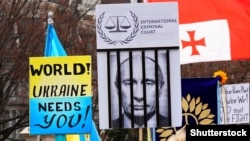 Pamje nga protesta në Shtetet e Bashkuara, kundër pushtimit rus të Ukrainës.